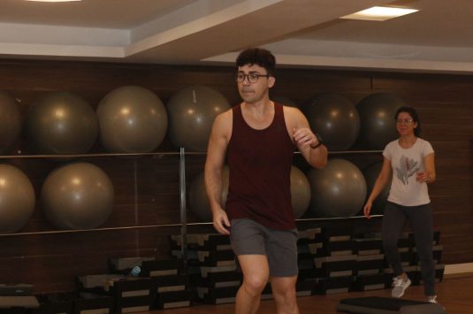 Step: a modalidade dinâmica que vai elevar o seu treino (literalmente!)